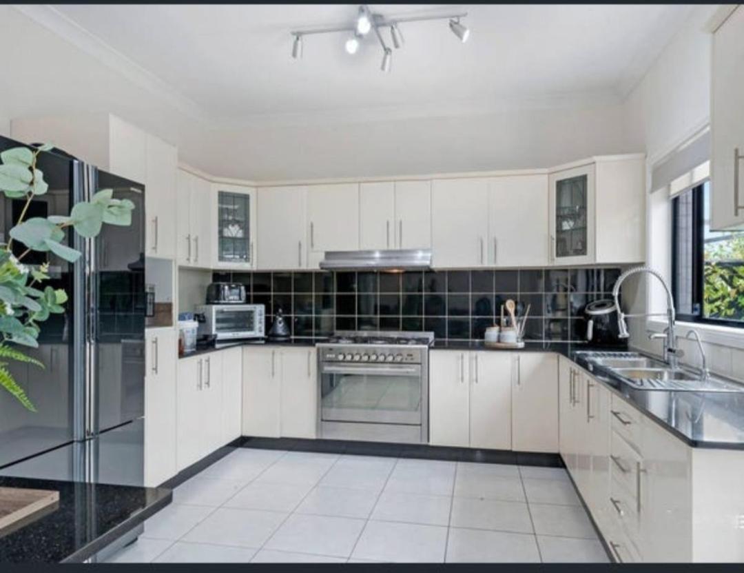 Book A Room With A View For Your Stay With Shared Bathroom Laundry Kitchen And Living Area Guildford Dış mekan fotoğraf